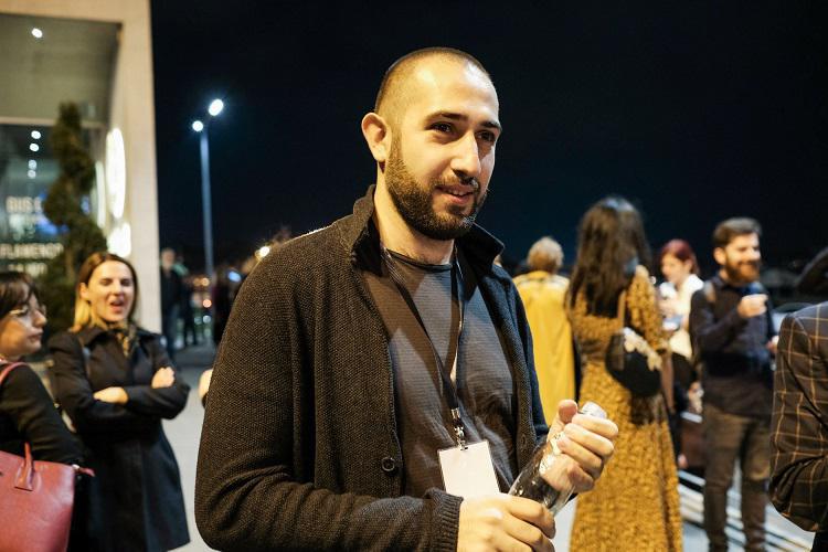 რა ხდებოდა რეჟისორ გიორგი თავართქილაძის სასამართლო სხდომაზე, რომელიც პოლიციაში თავისი ფეხით მივიდა და მისი მეგობრების მსგავსი სასჯელი მოითხოვა?