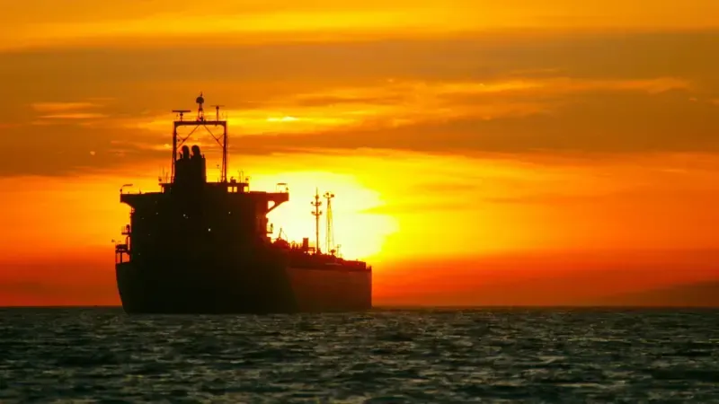 ნავთობის ტანკერები იცვლიან სახელებს, დროშებს, აყალბებენ სიგნალს... - როგორ იქცა რუსეთი ფარულ საზღვაო "დერჟავად" და კიდევ ვინ დგანან "ჩრდილოვანი ფლოტის" უკან?