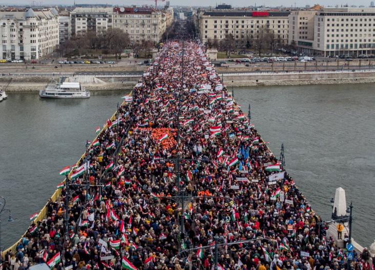 "უკრაინისთვის სიკვდილი არ გვინდა“ -  "მშვიდობის მარშს“ უნგრეთის პრემიერ-მინისტრის, ვიქტორ ორბანის პარტიის ათიათასობით მხარდამჭერი შეუერთდა.(ფოტოები)