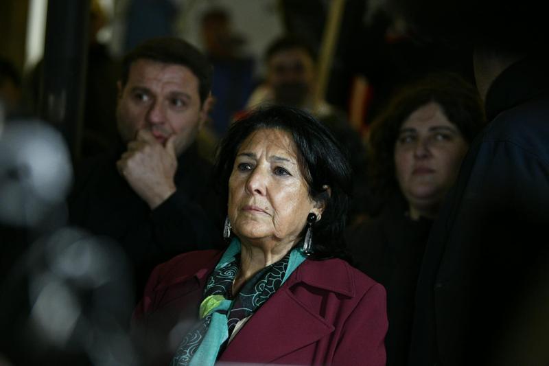 “ერთი წელია ხელისუფლებამ ვერაფრით მოიპოვა ლეგიტიმურობა მცდელობებით, ვიღაცებს ხელი ჩამოართვან, ვერც იმით, რომ ვიღაცები შეიყვანეს, ან აპირებენ შეიყვანონ პარლამენტში“ - სალომე ზურაბიშვილი