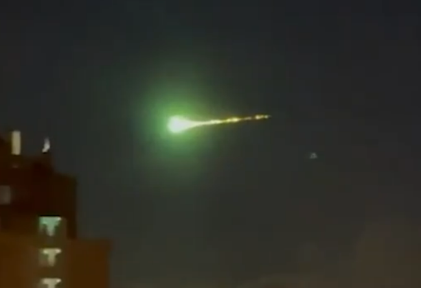 უცნაური მწვანე ნათება მოსკოვის თავზე - თვითმხილველებმა მფრინავი ობიექტი დააფიქსირეს, რომლის შესახებაც არავინ არაფერი იცის