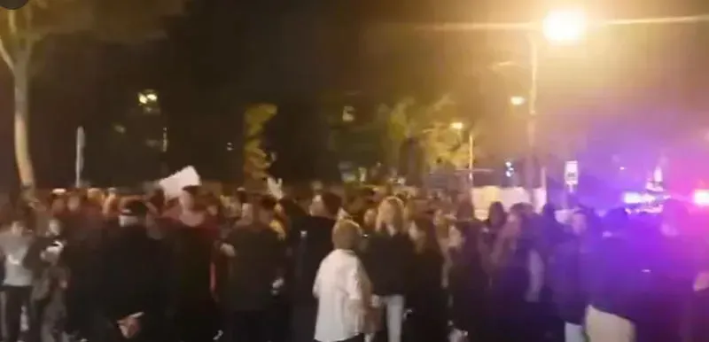 რა ხდება დადიანის ქუჩაზე, სადაც მშობლებმა და მოსწავლეებმა მე-10 სკოლისთვის ალტერნატიული ფართის გამოყოფის მოთხოვნით ქუჩა გადაკეტეს