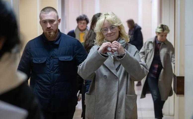 სანქტ-პეტერბურგში, "უცხოელ აგენტებად აღიარებული“ მომღერლების სიმღერების შესრულებისთვის ქუჩის მუსიკოსები დააკავეს - "დანოსი" მათზე "დუმის" დეპუტატმა დაწერა