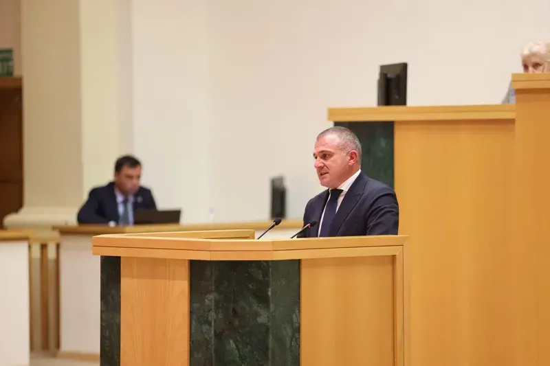 შესრულების დაბალი ტემპი, ვადის გადაცილება, ხარისხის პრობლემა და ა.შ - ინფრასტრუქტურის მინისტრის თქმით, 214 მიმდინარე პროექტიდან 161 პრობლემური იყო, ჯამური ღირებულება 1 მლრდ ლარს აღემატებოდა