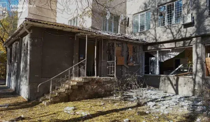 რუსებმა ხერსონში ბავშვთა საავადმყოფოს დაარტყეს, დაშავებულია 9 ადამიანი, მათ შორის ბავშვები