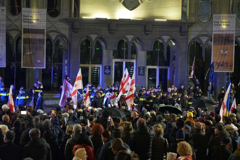 პროტესტი გრძელდება: მომიტინგეებმა რუსთაველის გამზირის გადაკეტვა მოახერხეს - ამ დროისთვის გზა გახსნილია