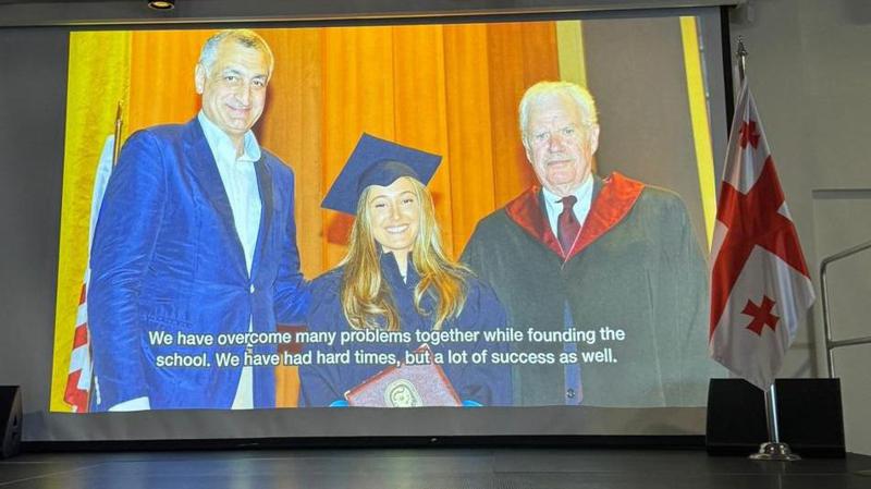 ამერიკულ აკადემიაში სკოლის დამფუძნებლის დღე აღინიშნა - მეთორმეტეკლასელებმა გივი ზალდასტანიშვილის ხსოვნას მიაგეს პატივი