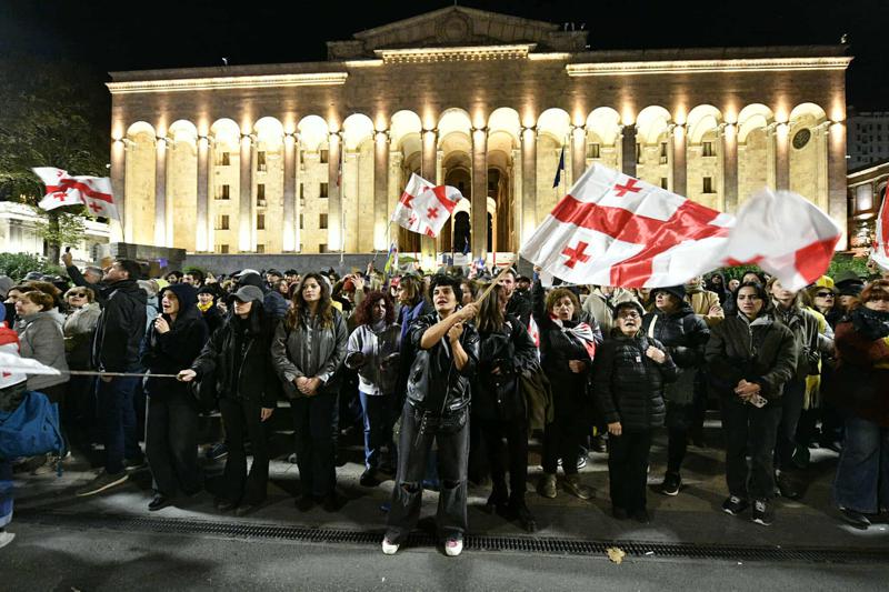 პარლამენტთან საპროტესტო აქცია მიმდინარეობს
