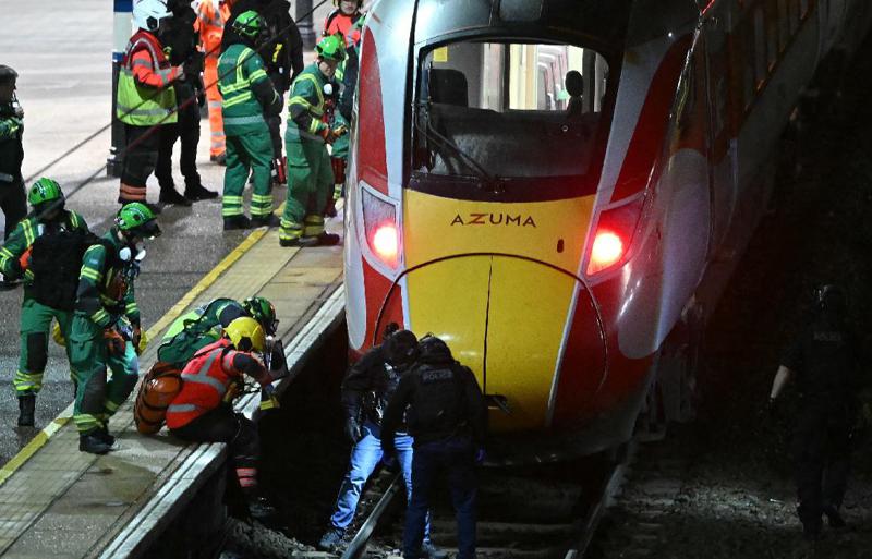 "ხალხი ყვიროდა, - გაიქეცი, გაიქეცი, ვაგონი სისხლით იყო დაფარული" - თავდასხმა დიდ ბრიტანეთში, მატარებელში: 9 ადამიანს სიცოცხლისთვის საშიში ჭრილობები მიაყენეს