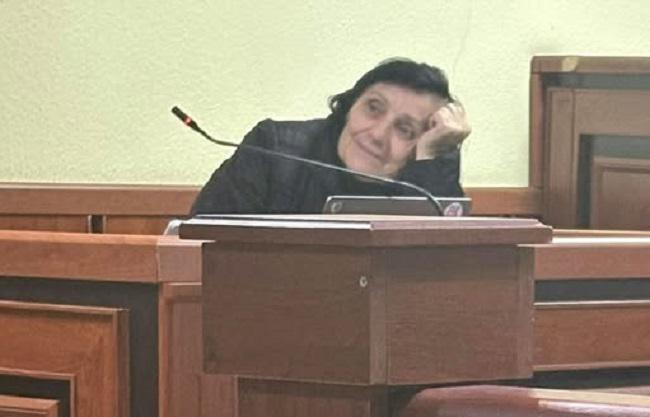 მოსამართლემ 71 წლის აზა ჩილაჩავას 1-დღიანი პატიმრობა შეუფარდა