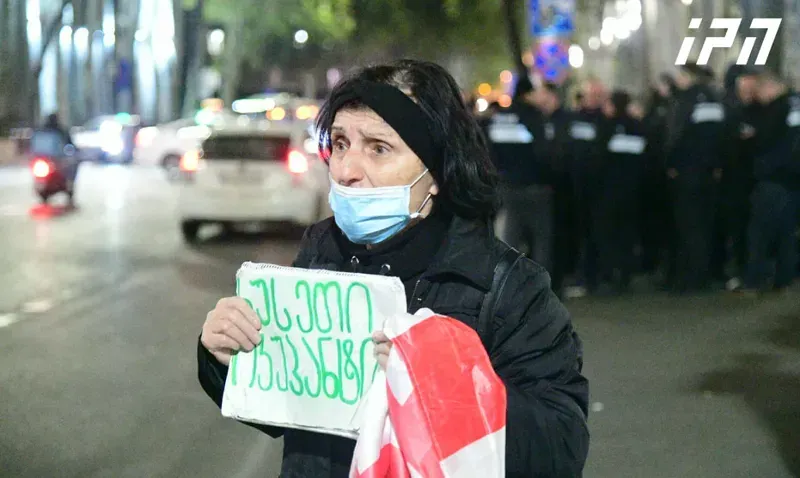 რუსთაველის გამზირზე საპროტესტო აქციაზე დაკავებულმა 71 წლის აზა ჩილაჩავამ შიმშილობა დაიწყო