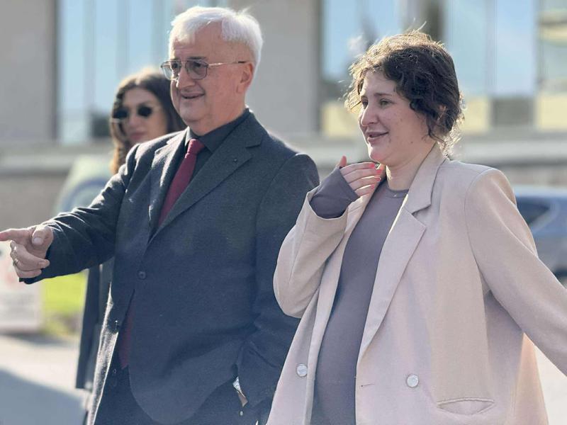 საქართველოში ნარკოტიკების შემოტანისთვის დაპატიმრებული 19 წლის ბრიტანელი გოგონა დარბაზიდან გაათავისუფლეს - დეტალები სასამართლოდან: რა თქვა ბელა კალიმ? (ფოტოები)