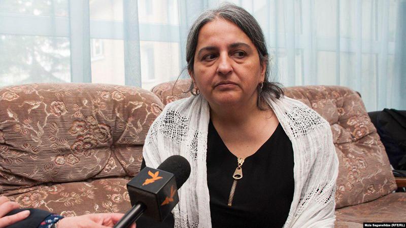 “დაიჭირეს გურამ წიბახაშვილის ცოლი, შვილები - გიგა და ლადო და მანანას და“ - ლაშა ბაქრაძის ინფორმაციით, 65 წლის პედაგოგის გარდა, დააკავეს მისი ოჯახის წევრებიც