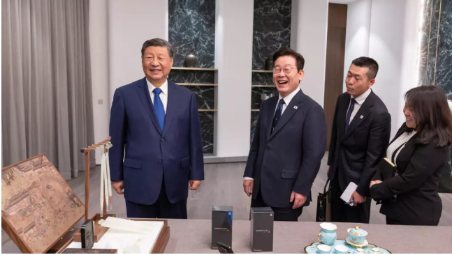 ჯაშუშის გაჯეტი თუ გულწრფელი საჩუქარი? - სი ძინპინი მედიის ყურადღების ცენტრში მას შემდეგ მოექცა, რაც კორეის პრეზიდენტს ორაზროვნად გაეხუმრა