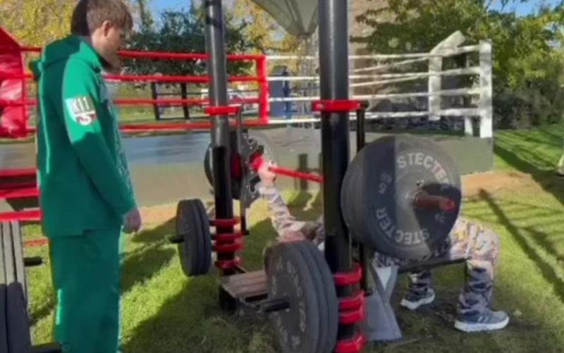 რამზან კადიროვი კვლავ კამერების წინ ვარჯიშობს - რა კადრებს აქვეყნებს რამზანის შვილი და ჩეჩნეთის ფიზკულტურის მინისტრი? (ვიდეო)