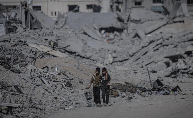 დღის ფოტო - პალესტინელი პატარა მეგობრები ომისგან განადგურებულ ქუჩაში