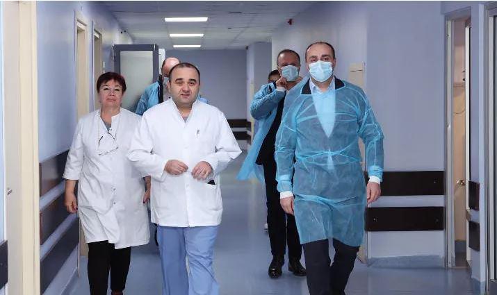 გულ-მკერდის არეში დაჭრილ სპეცრაზმელს ოპერაცია ჩაუტარდა - გეკა გელაძემ დაშავებული მოინახულა