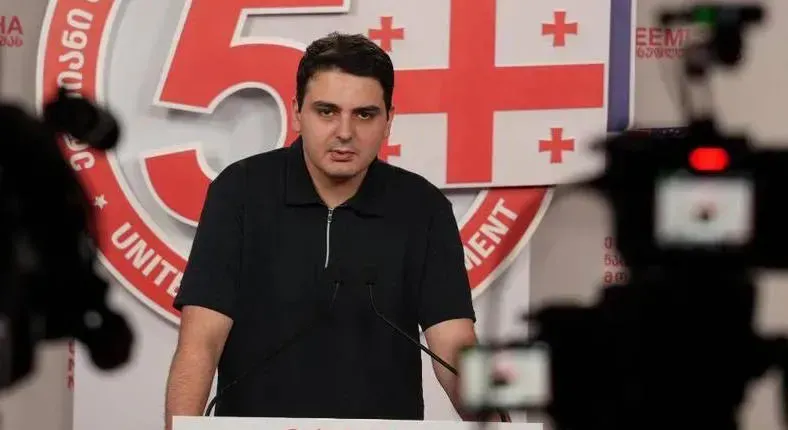 "კონკრეტულ პოლიტიკოსებზე აქვს ივანიშვილს გადაწყვეტილი, რომ მზის შუქს თავისუფლებაზე ვეღარ იხილავენ, ეს ასევე, არის ცალსახა პასუხი ევროკომისიის ანგარიშზე" - ლევან სანიკიძე