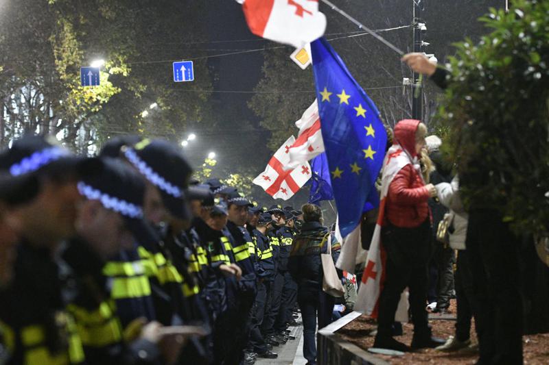რუსთაველის გამზირზე საპროტესტო აქცია განახლდა - გზის ორივე მხარეს პოლიციელები არიან განლაგებული