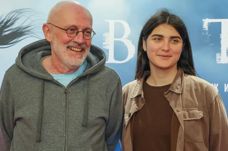 "განქორწინების ჭორების ფონზე 23 წლის სოფია კალანდაძე 38 წლით უფროს რუს მეუღლესთან, გორდონთან ერთად გამოჩნდა" - რას წერს მედია ცნობილ წყვილზე