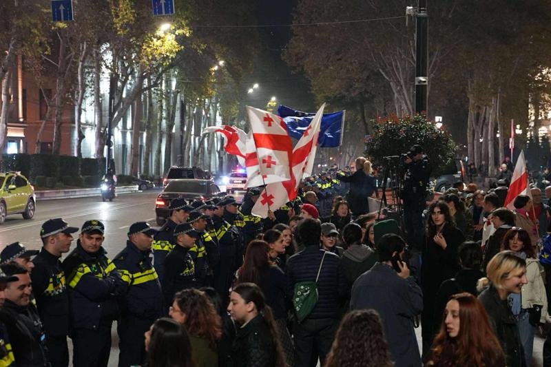 პარლამენტთან საპროტესტო აქცია მიმდინარეობს - ტერიტორიაზე პოლიციას კორდონი აქვს მოწყობილი