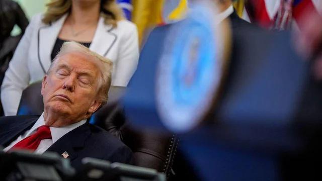 დონალდ ტრამპს ოვალურ კაბინეტში, ოფიციალური შეხვედრისას ჩაეძინა? - რა კადრები გადაიღეს ფოტოგრაფებმა და რას აცხადებს თეთრი სახლი