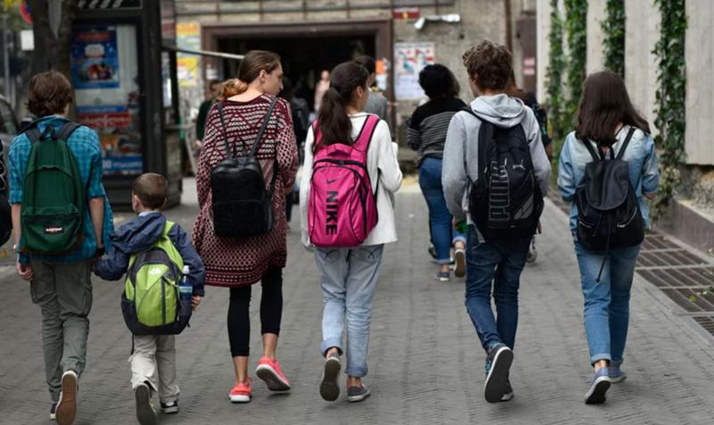 აქვს თუ არა საჯარო სკოლის პედაგოგს სკოლის მიღმა მოსწავლეების მომზადების უფლება? - განათლების მინისტრის მოადგილე განცხადებას ავრცელებს