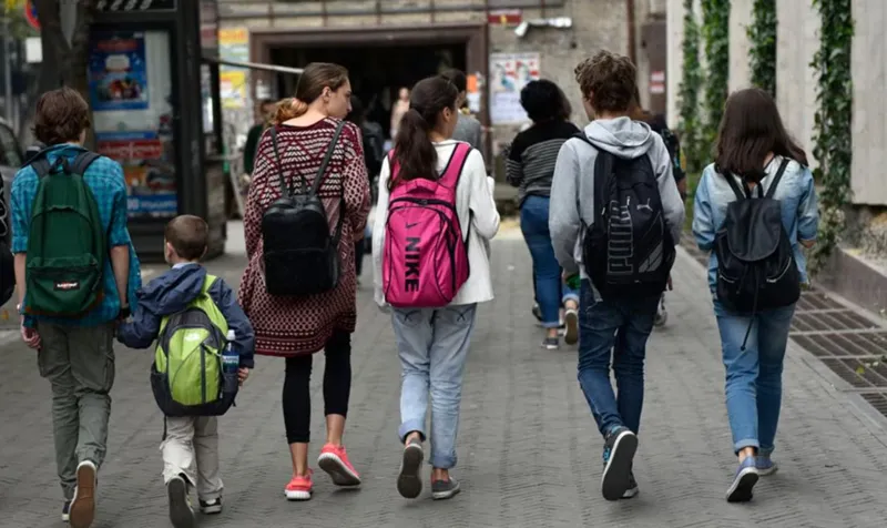 Geyning eshagida tukli xoroz