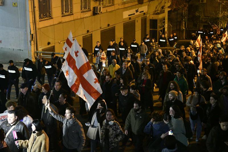 პარლამენტთან შეკრებილი მომიტინგეების ნაწილი მსვლელობას მართავს