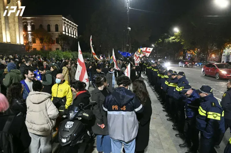 რა ვითარებაა პარლამენტთან - მომიტინგეები მსვლელობას მართავენ