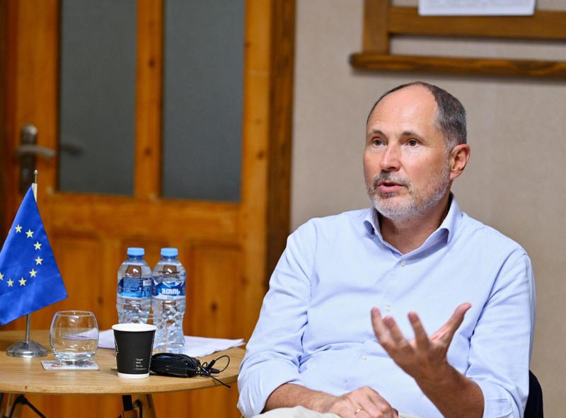 გაქვთ თუ არა კონტაქტი საქართველოს ხელისუფლებასთან? - რა უპასუხა ევროკავშირის ელჩმა ჟურნალისტებს