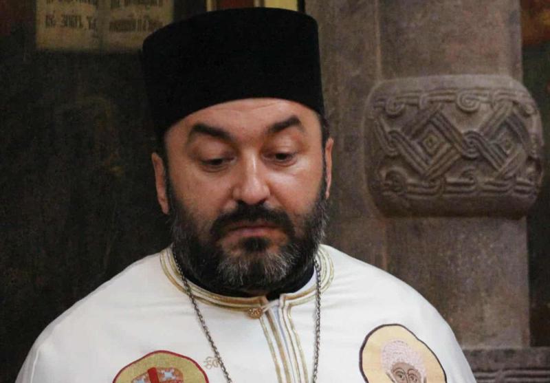 "გვისახლებენ და თავზე გვასვამენ ისტორიულ მტრებს რუსებს, არაბებს... სათავეში მყოფებს სასახლეები აქვთ, სახლში სახარჯოდ მილიონები უდევთ და ხალხი რა დღეშია" - მამა ლევანი