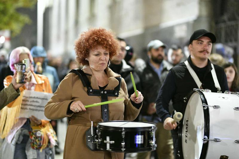 რუსთაველის გამზირზე პროტესტი გრძელდება -  აქციის მონაწილეები მსვლელობას მართავენ