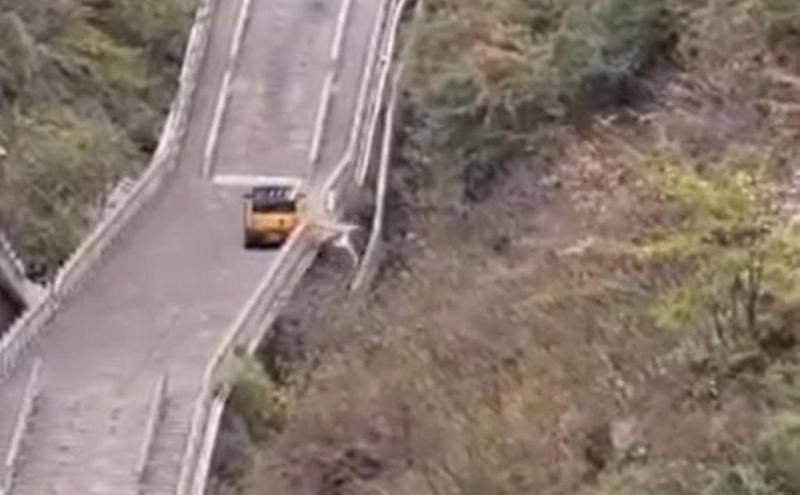 ჩინურმა კომპანიამ ავტომობილი პოპულარულ ტურისტულ ადგილას გამოცადა, თუმცა მანქანა დაცურდა და ღირსშესანიშნაობის მოაჯირი დააზიანა (ვიდეო)