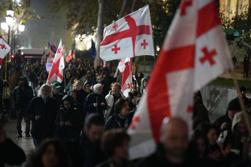 პარლამენტთან კვლავ საპროტესტო აქცია მიმდინარეობს