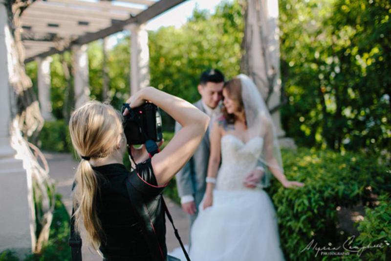 ფოტოგრაფმა,  რომელსაც ქორწილში ჭამა აუკრძალეს,  ყველა  სურათი  წაშალა - შურისძიება ყველაზე "სასტიკი" მეთოდით