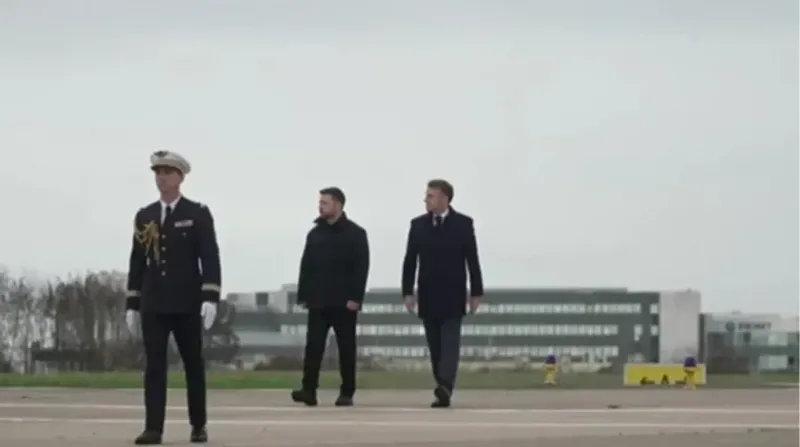 საზეიმო დახვედრა აეროპორტში - ზელენსკი პარიზში ჩავიდა