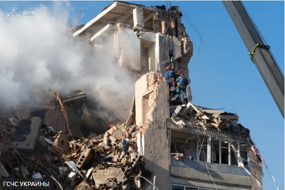 გარდაცვლილებს შორის 3 ბავშვია - ოკუპანტებმა უკრაინის ქალაქს შეუტიეს, რის შედეგადაც ორი მრავალსართულიანი კორპუსი ჩამოინგრა (ფოტოები)