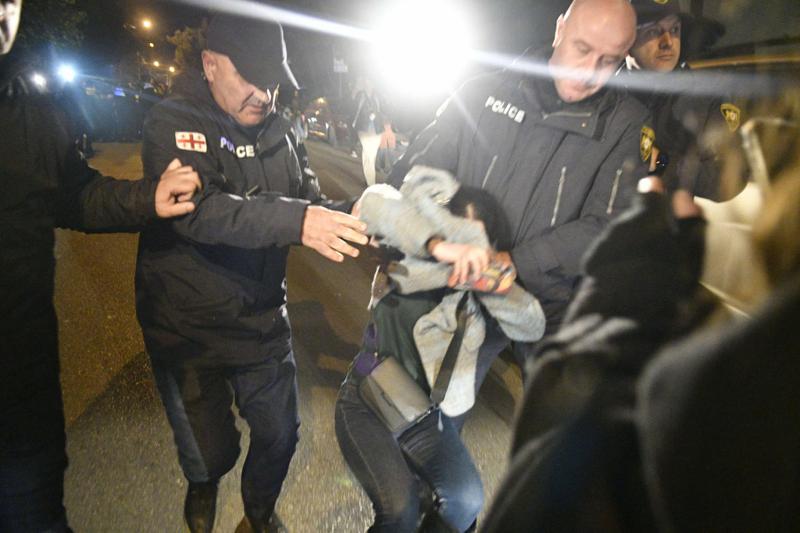 21 წლის მათე დევიძის დაკავებიდან ერთი წლის შემდეგ, მისი სოლიდარობის მარშის მონაწილე 13 პირი დააკავეს