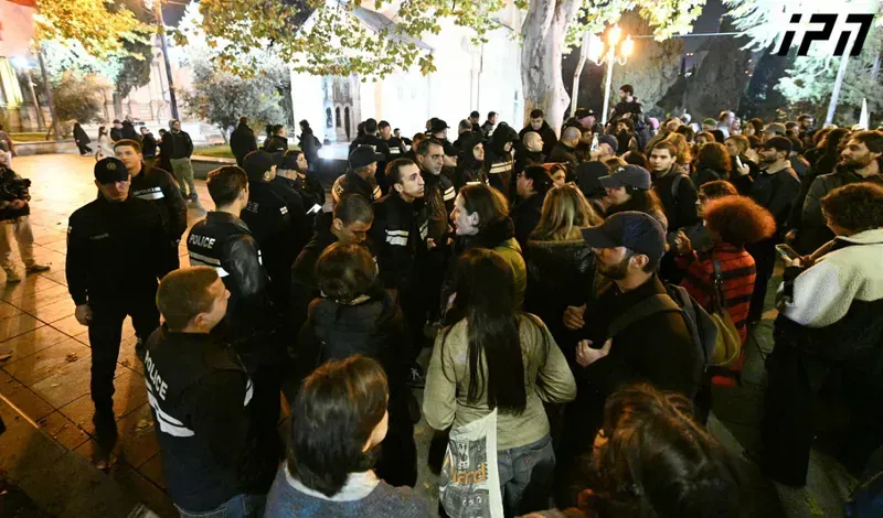 არსებული ინფორმაციით, საპროტესტო მსვლელობის დროს პოლიციამ რამდენიმე პირი დააკავა