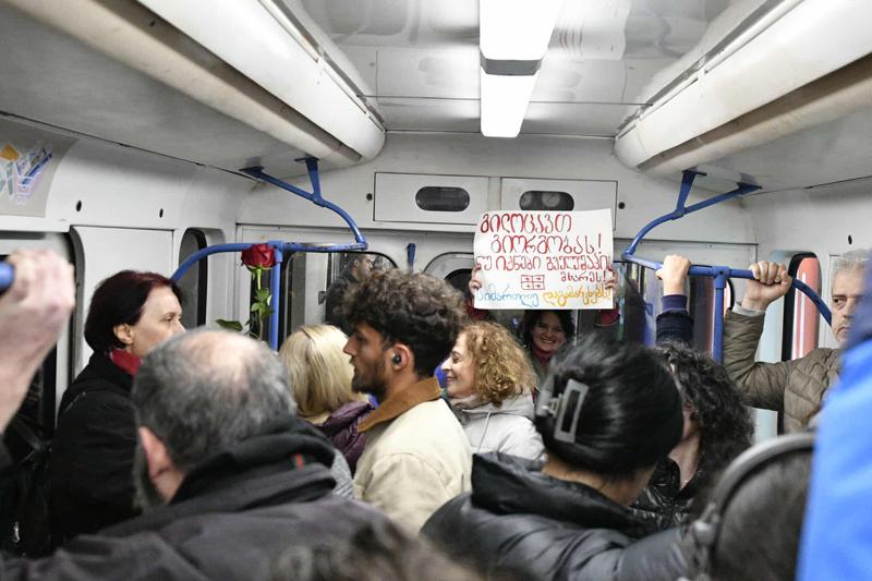 საპროტესტო მსვლელობა მეტროს საშუალებით - აქციის მონაწილეები ავლაბრიდან მარჯანიშვილის მოედანზე მივიდნენ