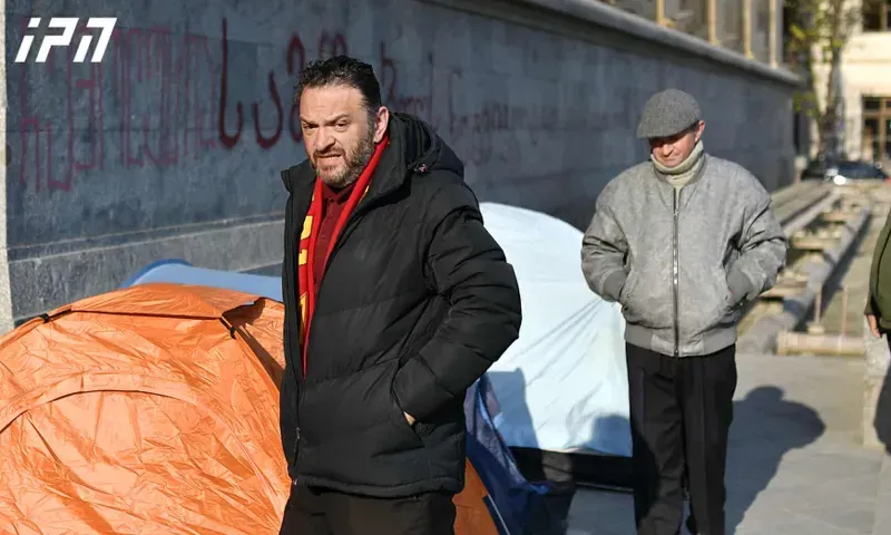 პარლამენტთან 9 პირი, მათ შორის გედევან ფოფხაძე შიმშილობას განაგრძობს - ადგილზე დღეს სამედიცინო დახმარების კარავი გაიხსნება