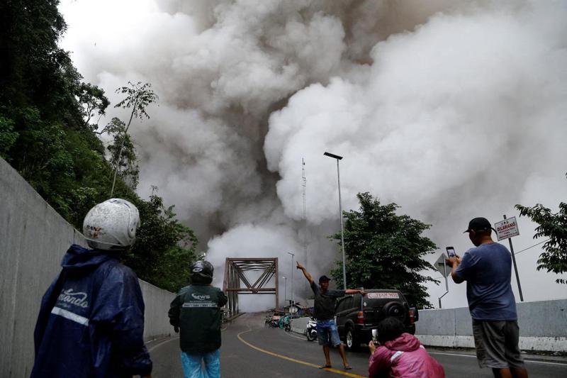 დღის ფოტო - ინდონეზიაში ვულკანი ამოიფრქვა