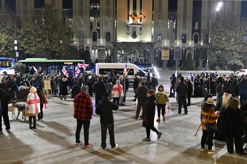 რა ვითარებაა პარლამენტთან, სადაც საპროტესტო აქცია მიმდინარეობს (ფოტოები)