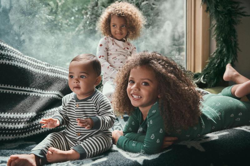 რატომაა მნიშვნელოვანი, რომ ბავშვს ძილის დროს ეცვას საღამური და რა გავლენას ახდენს ის ძილზე