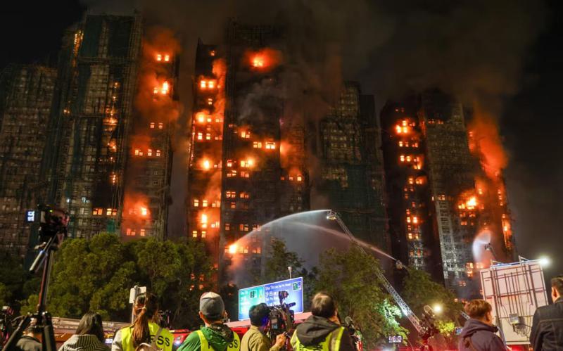 ცეცხლში გახვეული კორპუსები, დაღუპულები და ევაკუირებულები - ბოლო ცნობები და ფოტოები ჰონგ-კონგიდან, სადაც მასშტაბურ ხანძარს ებრძვიან