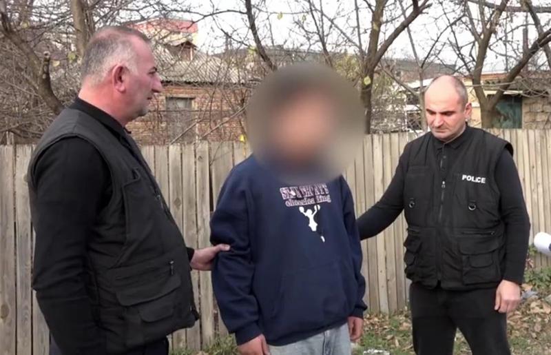 ხაშურში 19 წლის ბიჭი მიკროავტობუსის ქურდობისთვის დააკავეს - რა დეტალებს ავრცელებს შსს