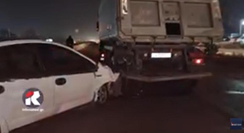 რუსთავის ავტობანზე სამი ავტომობილი შეეჯახა ერთმანეთს - არიან დაშავებულები (ვიდეო)