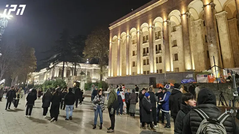 როგორია ვითარება პარლამენტის მიმდებარედ, სადაც მოქალაქეები იკრიბებიან?