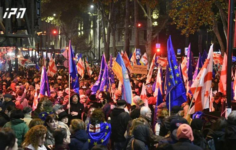 მსვლელობა თსუ-დან და საზოგადოებრივი მაუწყებლის მიმდებარე ტერიტორიიდან - მოქალაქეები რუსთაველისკენ მიემართებიან
